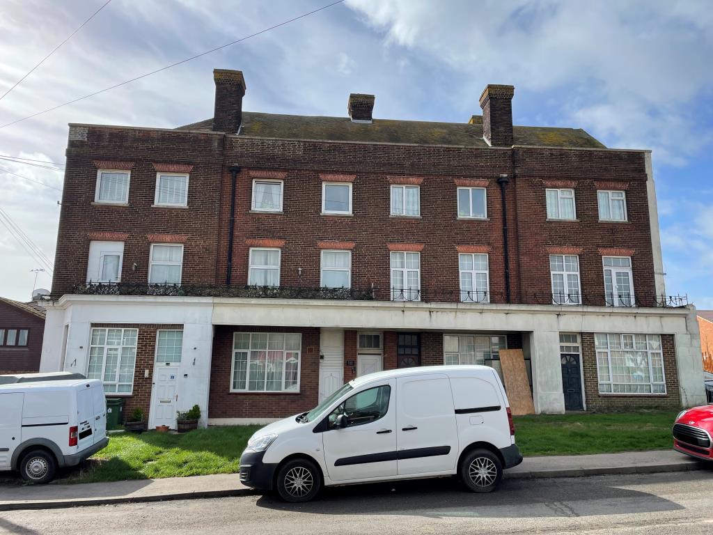 Lot: 82 - TWO-BEDROOM GROUND FLOOR FLAT - Purpose built block of flats